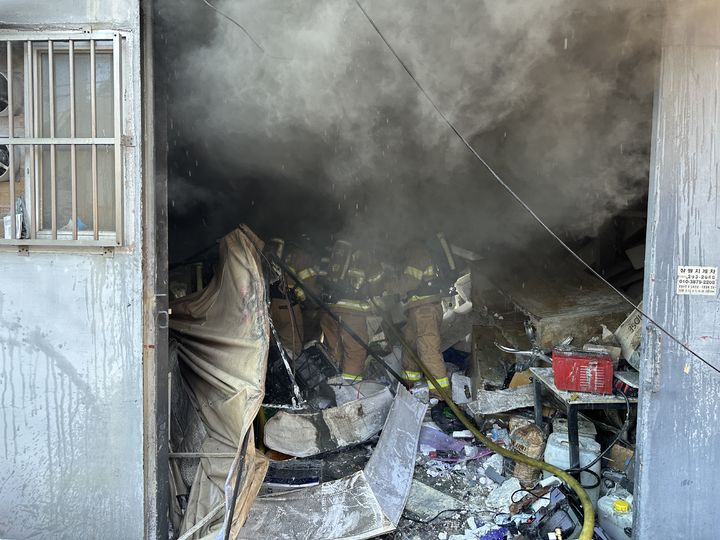 [부산=뉴시스] 11일 오전 8시35분께 부산 사하구의 한 스티로폼 가공 공장에서 불이 났다. (사진=부산소방재난본부 제공) 2025.10.11. photo@newsis.com *재판매 및 DB 금지