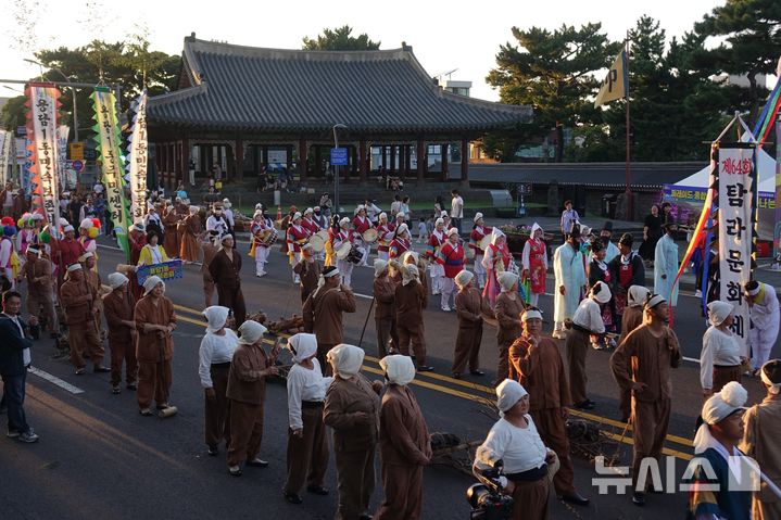 [제주=뉴시스] 양영전 기자 = 제64회 탐라문화제 2일차인 11일 오후 제주시 관덕정 인근 도로에서 탐라퍼레이드가 진행되고 있다. 2025.10.11. 0jeoni@newsis.com 