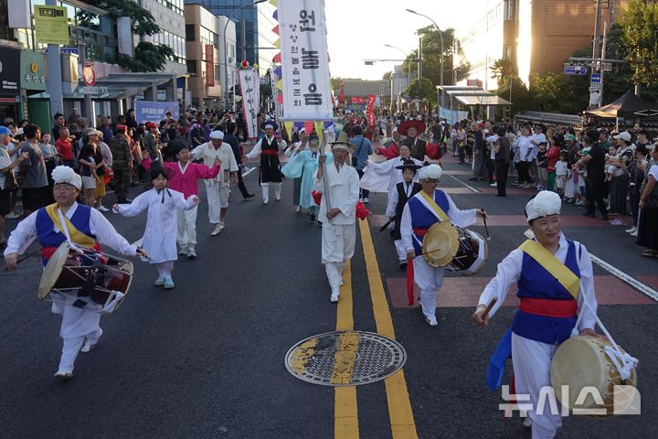 [제주=뉴시스] 양영전 기자 = 제64회 탐라문화제 2일차인 11일 오후 제주시 관덕정 인근 도로에서 탐라퍼레이드가 진행되고 있다. 2025.10.11. 0jeoni@newsis.com 