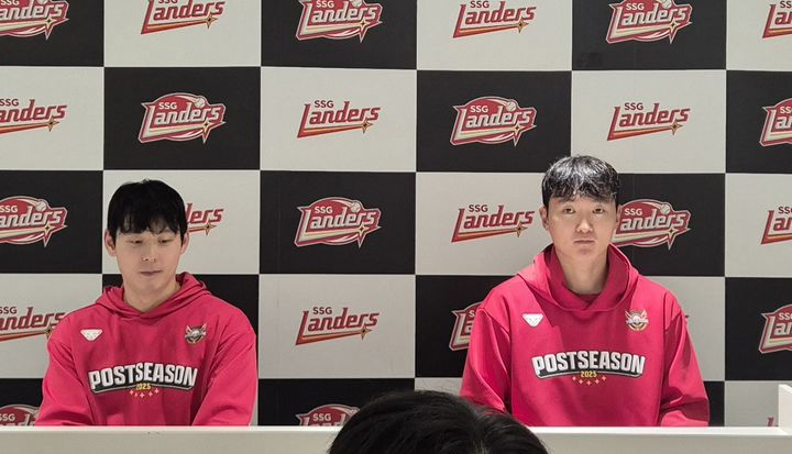 [인천=뉴시스] 문채현 기자 = 프로야구 SSG 랜더스의 김성욱(왼쪽)과 김건우가 11일 인천 SSG랜더스필드에서 펼쳐진 삼성 라이온즈와의 2025 신한 쏠뱅크 KBO 포스트시즌(PS) 준플레이오프(준PO·5전3선승제) 2차전에서 승리한 뒤 취재진과 인터뷰를 하고 있다. 2025.10.11. dal@newsis.com *재판매 및 DB 금지