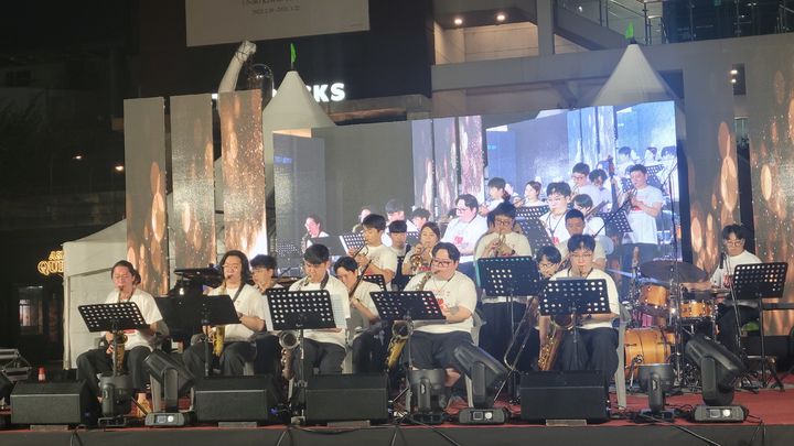 [천안=뉴시스] 최영민 기자=11일, 충남 천안시 신부동 아라리오조각광장에서 2025 충남국제재즈스트리트 개막식이 열렸다. 2025.10.11 ymchoi@newsis.com *재판매 및 DB 금지