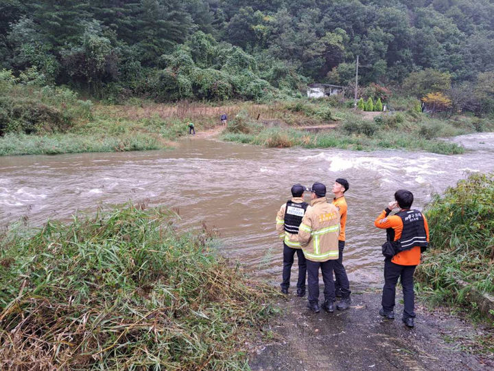 [화천=뉴시스] 11일 소방당국은 이날 오전 9시 44분경 강원 화천군 하남면 계성리의 한 진입로가 물에 잠겨 일가족 6명이 고립됐으나 모두 구조됐다 고 밝혔다. 강원특별자치도 소방본부 제공. *재판매 및 DB 금지