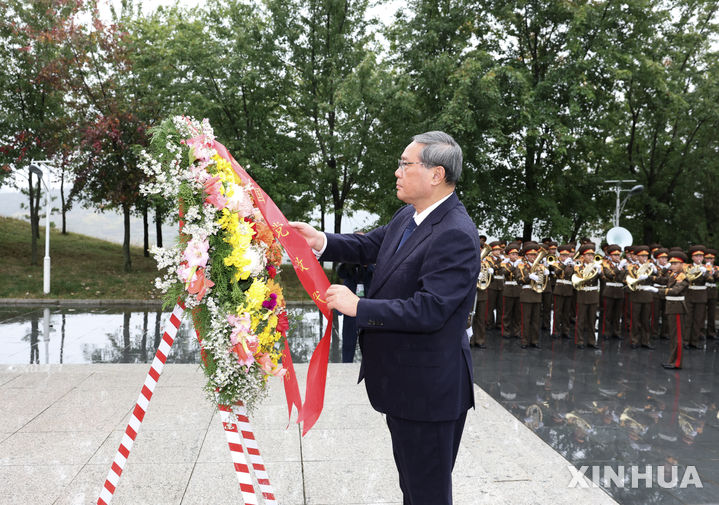 [평양=신화/뉴시스] 리창 중국 국무원 총리가 10일 북한 안주에서 '항미원조 전쟁(한국전쟁)'에 참전했던 중국인민지원군(중공군) 전사자들을 참배하고 있다. 리 총리는 북한 노동당 창건 80주년 기념행사 참석차 북한을 방문했다. 2025.10.11.