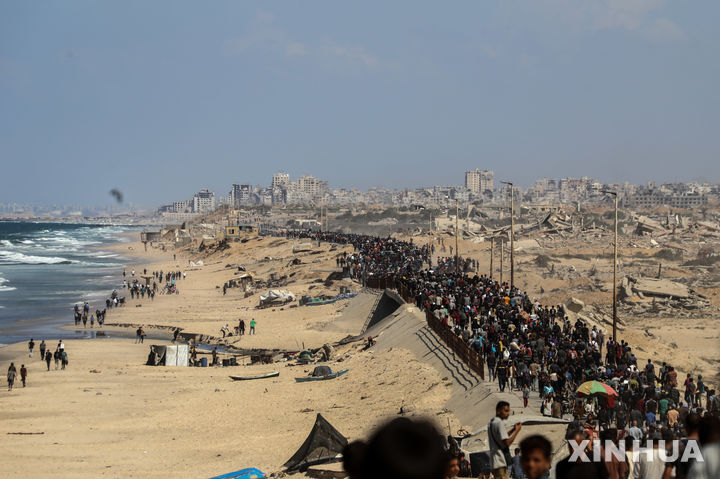 [ 가자시티= 신화/뉴시스] 10월 10일 가자지구 중부 해안을 따라서 북부 가자시티로 귀향길을 서두르고 있는 팔레스타인 주민들. 해안을 따라 나 있는 라시드 도로와 살라 알-딘도로가 도보로 걷는 피난민 대열로 가득차 있다. 2025. 10.12.  