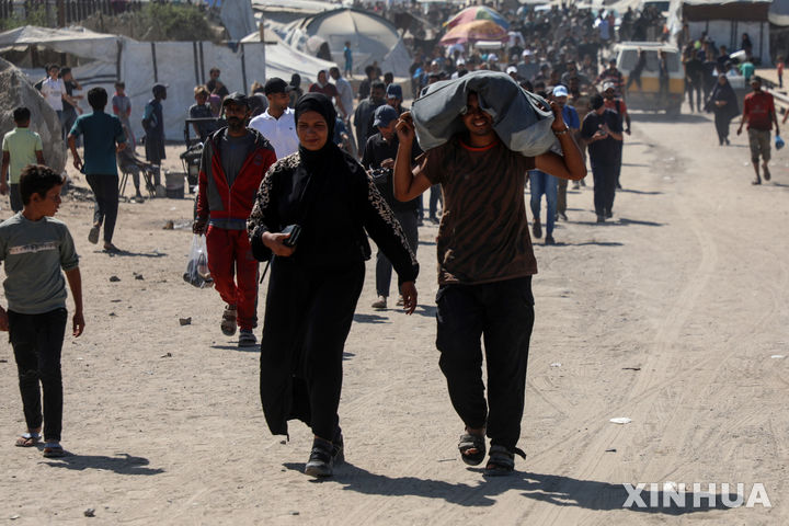 [ 가자시티= 신화/뉴시스][ 가자시티= 신화/뉴시스] 10월 10일 가자지구 중부 해안을 따라서 북부 가자시티로 귀향길을 서두르고 있는 팔레스타인 주민들. 해안을 따라 나 있는 라시드 대로와 살라 알-딘 대로가 도보로 걷는 피난민 대열로 가득차 있다. 2025. 10.12. 