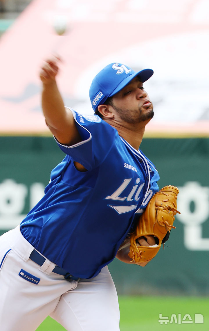 [서울=뉴시스] 박주성 기자 = 11일 인천 미추홀구 SSG랜더스필드에서 열린 2025 KBO 포스트시즌 준플레이오프 2차전 삼성 라이온즈와 SSG 랜더스의 경기, 섬성 선발 가라비토가 역투하고 있다. 2025.10.11. park7691@newsis.com