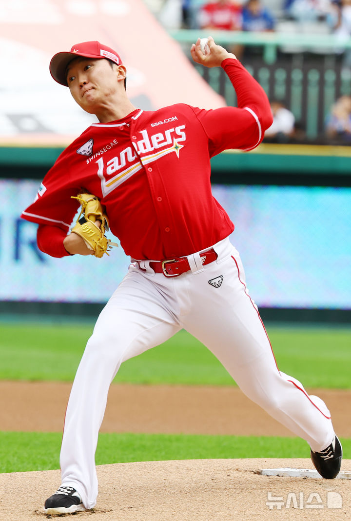[서울=뉴시스] 박주성 기자 = 11일 인천 미추홀구 SSG랜더스필드에서 열린 2025 KBO 포스트시즌 준플레이오프 2차전 삼성 라이온즈와 SSG 랜더스의 경기, SSG 선발 김건우가 역투하고 있다. 2025.10.11. park7691@newsis.com