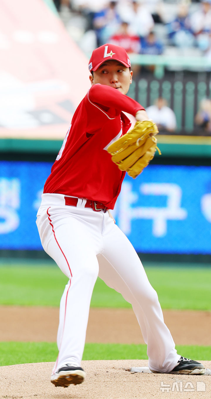 [서울=뉴시스] 박주성 기자 = 11일 인천 미추홀구 SSG랜더스필드에서 열린 2025 KBO 포스트시즌 준플레이오프 2차전 삼성 라이온즈와 SSG 랜더스의 경기, SSG 선발 김건우가 역투하고 있다. 2025.10.11. park7691@newsis.com