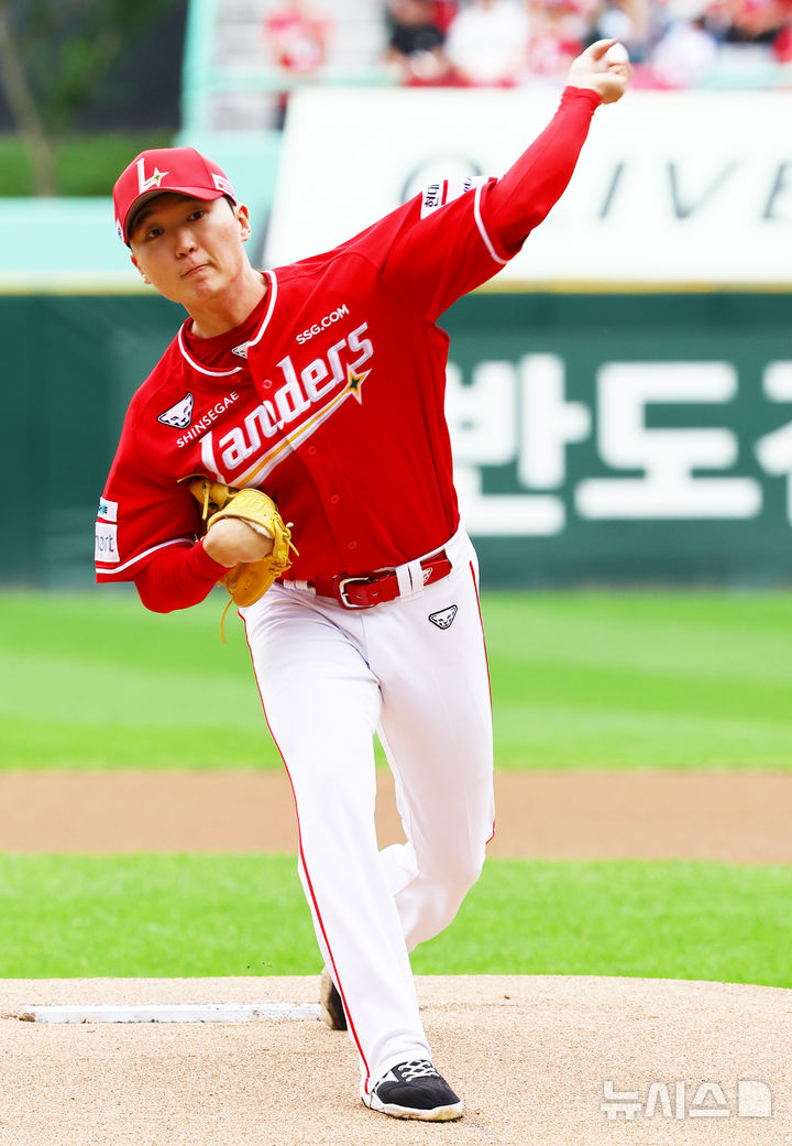 [서울=뉴시스] 박주성 기자 = 11일 인천 미추홀구 SSG랜더스필드에서 열린 2025 KBO 포스트시즌 준플레이오프 2차전 삼성 라이온즈와 SSG 랜더스의 경기, SSG 선발 김건우가 역투하고 있다. 2025.10.11. park7691@newsis.com