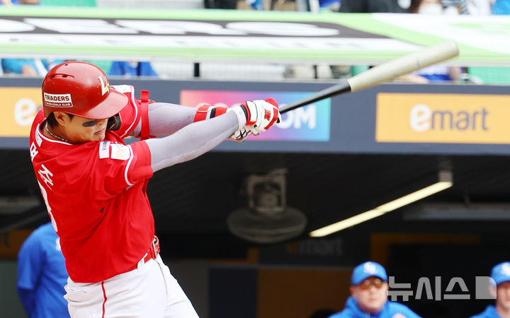 [서울=뉴시스] 박주성 기자 = 11일 인천 미추홀구 SSG랜더스필드에서 열린 2025 KBO 포스트시즌 준플레이오프 2차전 삼성 라이온즈와 SSG 랜더스의 경기, 2회말 원아웃 SSG 고명준이 솔로 홈런을 치고 있다. 2025.10.11. park7691@newsis.com