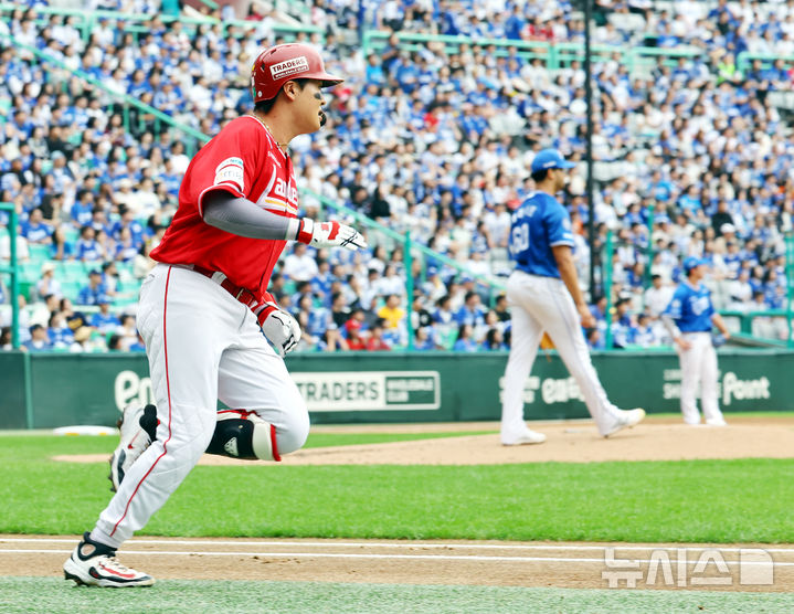 [서울=뉴시스] 박주성 기자 = 11일 인천 미추홀구 SSG랜더스필드에서 열린 2025 KBO 포스트시즌 준플레이오프 2차전 삼성 라이온즈와 SSG 랜더스의 경기, 2회말 원아웃 SSG 고명준이 솔로 홈런을 치고 있다. 2025.10.11. park7691@newsis.com