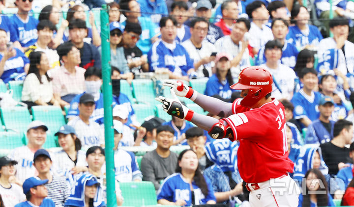 [서울=뉴시스] 박주성 기자 = 11일 인천 미추홀구 SSG랜더스필드에서 열린 2025 KBO 포스트시즌 준플레이오프 2차전 삼성 라이온즈와 SSG 랜더스의 경기, 2회말 원아웃 SSG 고명준이 솔로 홈런을 치고 있다. 2025.10.11. park7691@newsis.com