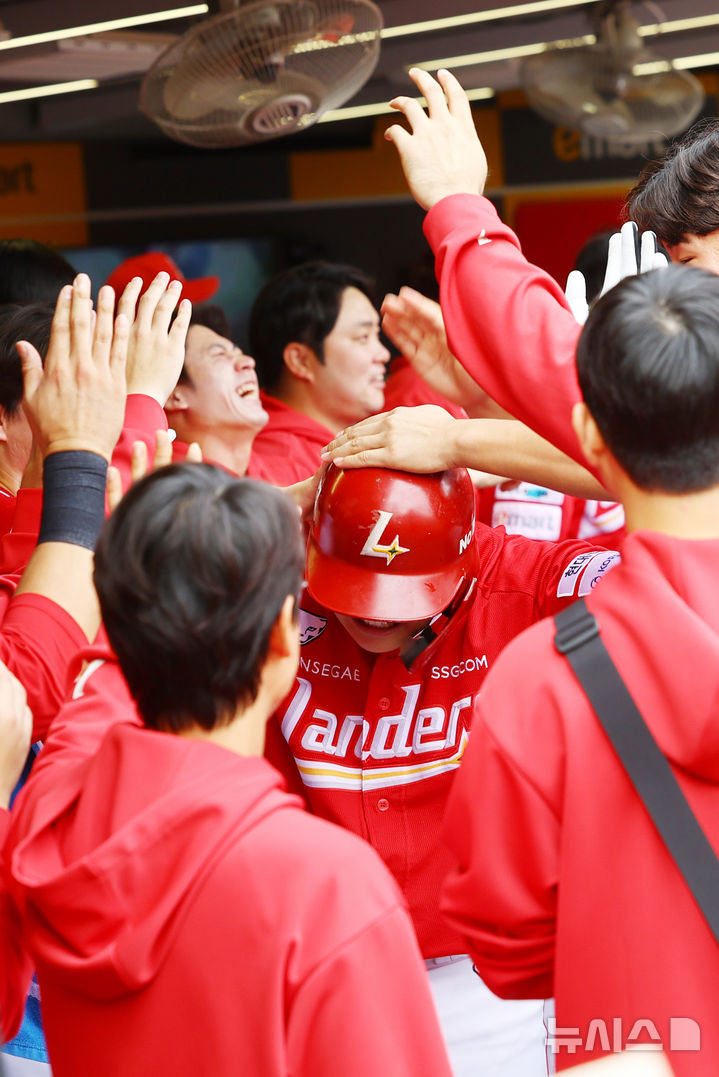 [서울=뉴시스] 박주성 기자 = 11일 인천 미추홀구 SSG랜더스필드에서 열린 2025 KBO 포스트시즌 준플레이오프 2차전 삼성 라이온즈와 SSG 랜더스의 경기, 2회말 원아웃 SSG 고명준이 솔로 홈런을 치고 팀 동료들과 기쁨을 나누고 있다. 2025.10.11. park7691@newsis.com