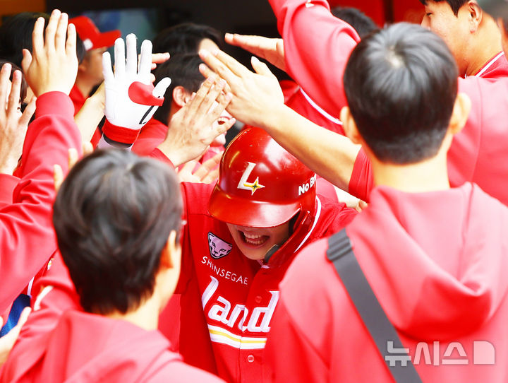 [서울=뉴시스] 박주성 기자 = 11일 인천 미추홀구 SSG랜더스필드에서 열린 2025 KBO 포스트시즌 준플레이오프 2차전 삼성 라이온즈와 SSG 랜더스의 경기, 2회말 원아웃 SSG 고명준이 솔로 홈런을 치고 팀 동료들과 기쁨을 나누고 있다. 2025.10.11. park7691@newsis.com