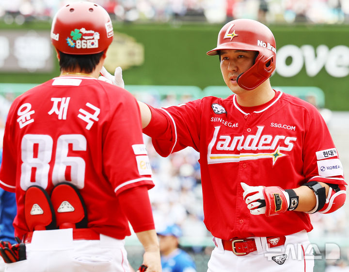 [서울=뉴시스] 박주성 기자 = 11일 인천 미추홀구 SSG랜더스필드에서 열린 2025 KBO 포스트시즌 준플레이오프 2차전 삼성 라이온즈와 SSG 랜더스의 경기, 3회말 투아웃 주자 2루에서 SSG 최정이 1타점 적시타를 치고 있다. 2025.10.11. park7691@newsis.com
