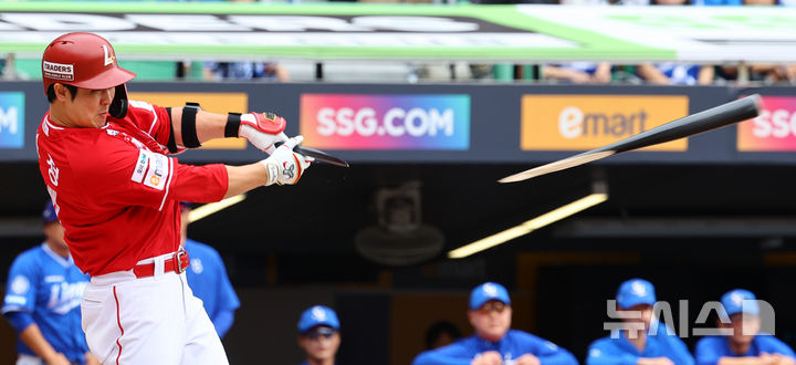 [서울=뉴시스] 박주성 기자 = 11일 인천 미추홀구 SSG랜더스필드에서 열린 2025 KBO 포스트시즌 준플레이오프 2차전 삼성 라이온즈와 SSG 랜더스의 경기, 3회말 투아웃 주자 2루에서 SSG 최정이 1타점 적시타를 치고 있다. 2025.10.11. park7691@newsis.com