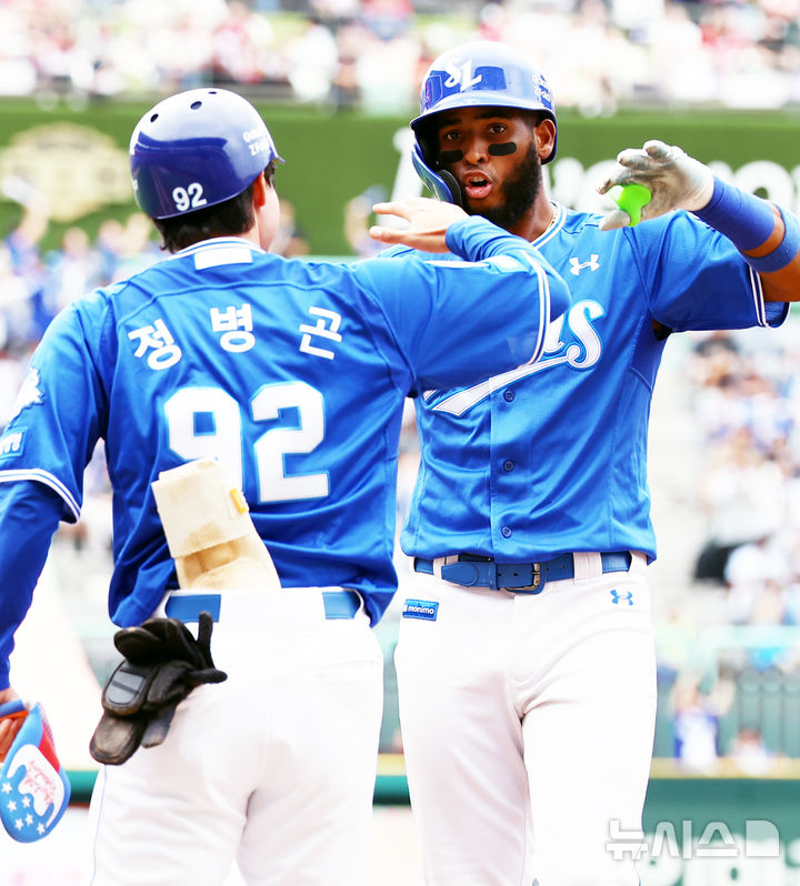 [서울=뉴시스] 박주성 기자 = 11일 인천 미추홀구 SSG랜더스필드에서 열린 2025 KBO 포스트시즌 준플레이오프 2차전 삼성 라이온즈와 SSG 랜더스의 경기, 4회초 원아웃 주자 2, 3루에서 삼성 디아즈가 2타점 적시타를 치고 환호하고 있다. 2025.10.11. park7691@newsis.com