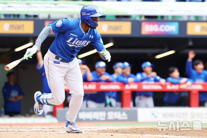 [서울=뉴시스] 박주성 기자 = 11일 인천 미추홀구 SSG랜더스필드에서 열린 2025 KBO 포스트시즌 준플레이오프 2차전 삼성 라이온즈와 SSG 랜더스의 경기, 4회초 원아웃 주자 2, 3루에서 삼성 디아즈가 2타점 적시타를 치고 있다. 2025.10.11. park7691@newsis.com