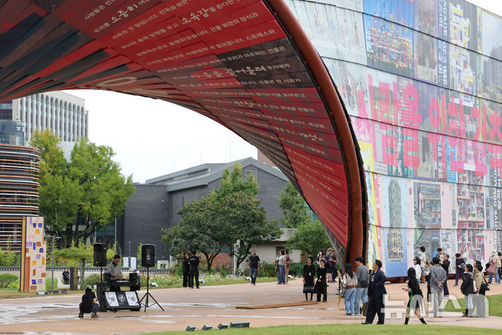 [서울=뉴시스] 홍효식 기자 = 11일 오후 서울 종로구 열린송현녹지광장에서 제5회 서울도시건축비엔날레의 일환으로 '아키비츠(Archi Beats) : 휴머나이즈월에서 리듬을 타보다' DJ 프로그램이 진행되고 있다. 2025.10.11. yesphoto@newsis.com