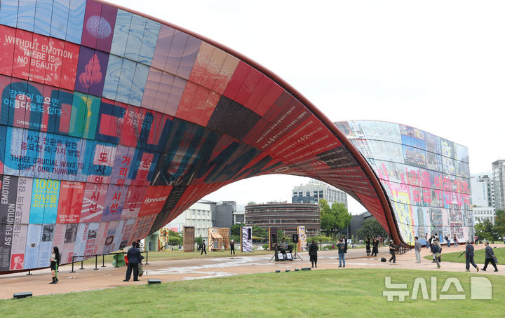 [서울=뉴시스] 홍효식 기자 = 11일 오후 서울 종로구 열린송현녹지광장에서 제5회 서울도시건축비엔날레의 일환으로 '아키비츠(Archi Beats) : 휴머나이즈월에서 리듬을 타보다' DJ 프로그램이 진행되고 있다. 2025.10.11. yesphoto@newsis.com