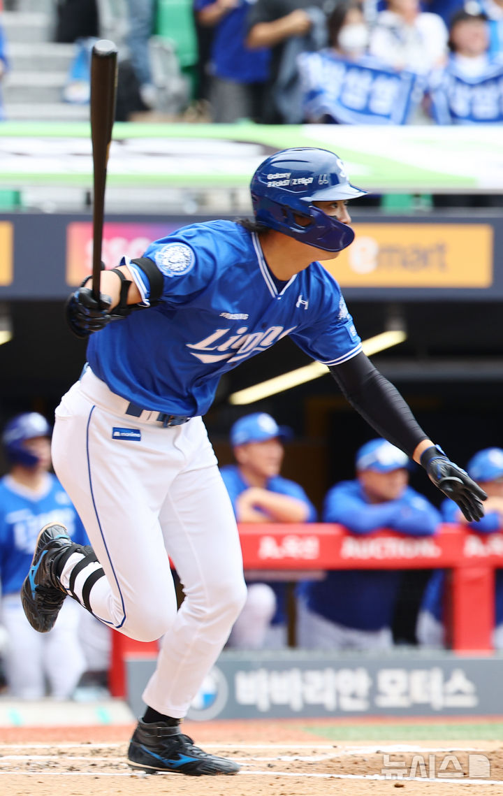 [서울=뉴시스] 박주성 기자 = 11일 인천 미추홀구 SSG랜더스필드에서 열린 2025 KBO 포스트시즌 준플레이오프 2차전 삼성 라이온즈와 SSG 랜더스의 경기, 4회초 원아웃 주자 1루에서 삼성 구자욱이 2루타를 치고 있다. 2025.10.11. park7691@newsis.com