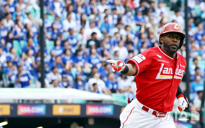 [서울=뉴시스] 박주성 기자 = 11일 인천 미추홀구 SSG랜더스필드에서 열린 2025 KBO 포스트시즌 준플레이오프 2차전 삼성 라이온즈와 SSG 랜더스의 경기, 5회말 투아웃 주자 3루에서 SSG 에레디아가 1타점 적시타를 치고 있다. 2025.10.11. park7691@newsis.com