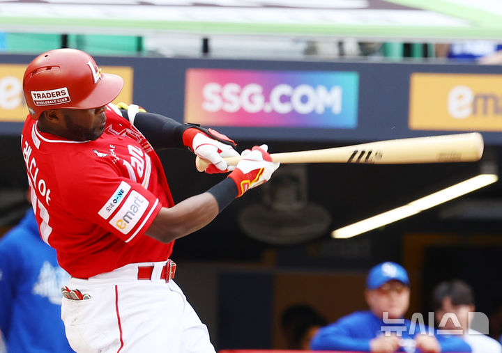 [서울=뉴시스] 박주성 기자 = 11일 인천 미추홀구 SSG랜더스필드에서 열린 2025 KBO 포스트시즌 준플레이오프 2차전 삼성 라이온즈와 SSG 랜더스의 경기, 5회말 투아웃 주자 3루에서 SSG 에레디아가 1타점 적시타를 치고 있다. 2025.10.11. park7691@newsis.com