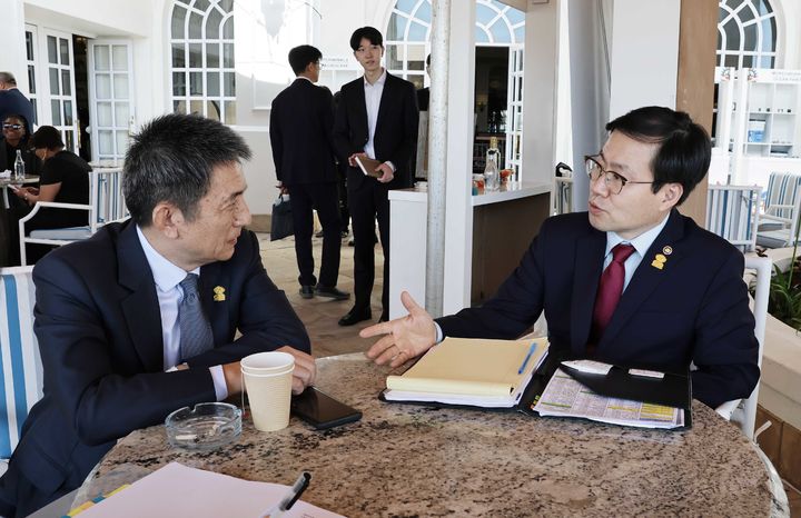 [서울=뉴시스] 홍효식 기자 = 여한구 산업통상부 통상교섭본부장이 10일(현지 시간) 남아프리카공화국 그케베르하 보드워크호텔에서 리청강 중국 상무부 국제무역협상 대표와 면담하고 있다. (사진=산업통상부 제공) 2025.10.11. photo@newsis.com *재판매 및 DB 금지