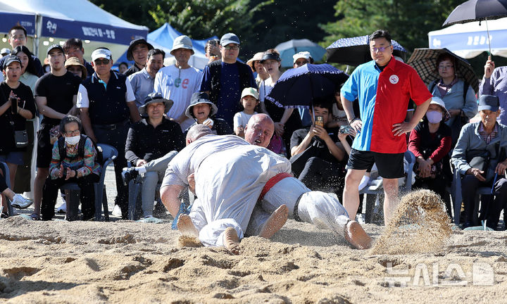[대구=뉴시스] 이무열 기자 = 11일 대구 동구 동화사에서 열린 '팔공산 산중장터 승시축제' 부대행사로 열린 승가 씨름대회에 참가한 스님들이 모래판 위에서 승부를 펼치고 있다. 2025.10.11. lmy@newsis.com