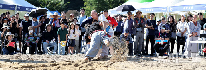 [대구=뉴시스] 이무열 기자 = 11일 대구 동구 동화사에서 열린 '팔공산 산중장터 승시축제' 부대행사로 열린 승가 씨름대회에 참가한 스님들이 모래판 위에서 승부를 펼치고 있다. 2025.10.11. lmy@newsis.com