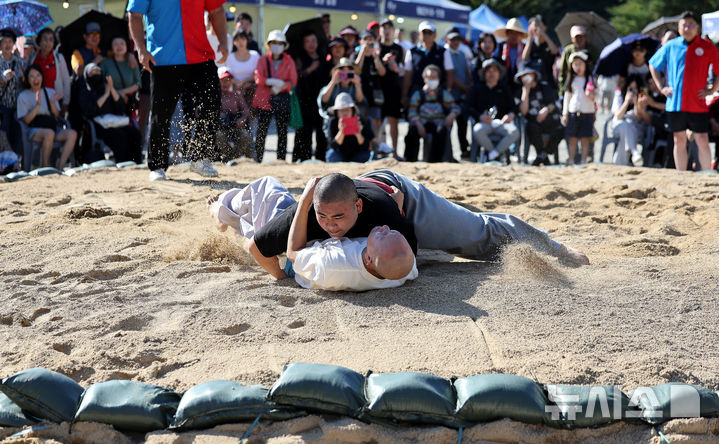 [대구=뉴시스] 이무열 기자 = 11일 대구 동구 동화사에서 열린 '팔공산 산중장터 승시축제' 부대행사로 열린 승가 씨름대회에 참가한 스님들이 모래판 위에서 승부를 펼치고 있다. 2025.10.11. lmy@newsis.com
