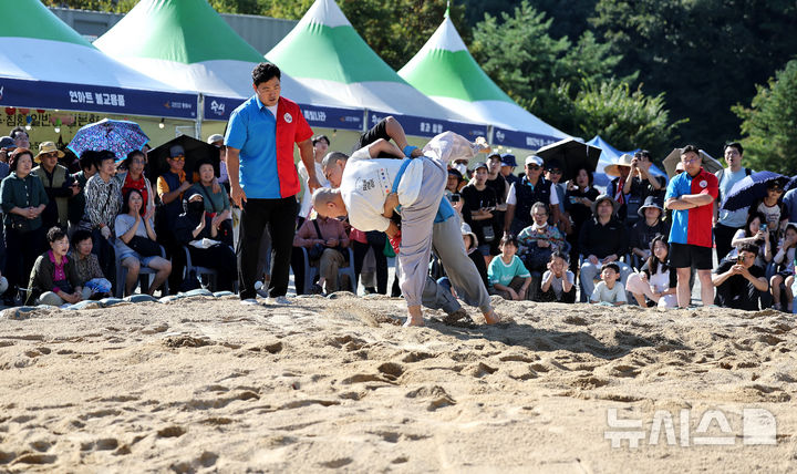 [대구=뉴시스] 이무열 기자 = 11일 대구 동구 동화사에서 열린 '팔공산 산중장터 승시축제' 부대행사로 열린 승가 씨름대회에 참가한 스님들이 모래판 위에서 승부를 펼치고 있다. 2025.10.11. lmy@newsis.com