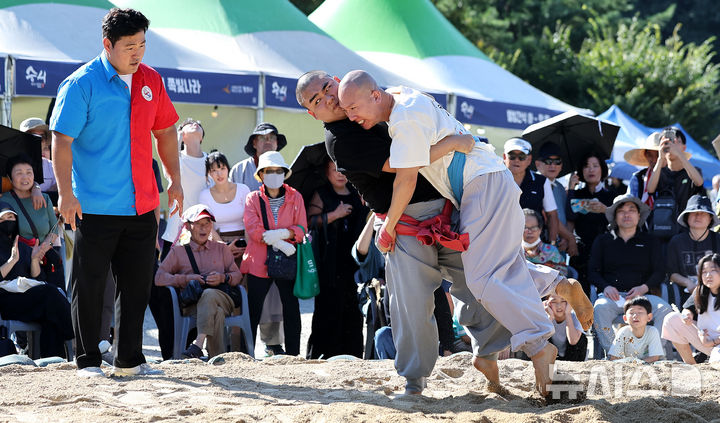[대구=뉴시스] 이무열 기자 = 11일 대구 동구 동화사에서 열린 '팔공산 산중장터 승시축제' 부대행사로 열린 승가 씨름대회에 참가한 스님들이 모래판 위에서 승부를 펼치고 있다. 2025.10.11. lmy@newsis.com