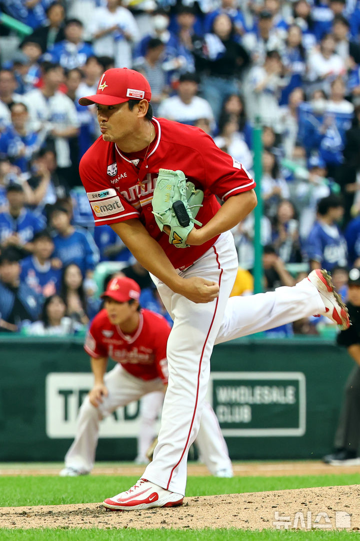 [서울=뉴시스] 박주성 기자 = 11일 인천 미추홀구 SSG랜더스필드에서 열린 2025 KBO 포스트시즌 준플레이오프 2차전 삼성 라이온즈와 SSG 랜더스의 경기, 7회초 SSG 3번째 투수로 올라온 노경은이 역투하고 있다. 2025.10.11. park7691@newsis.com