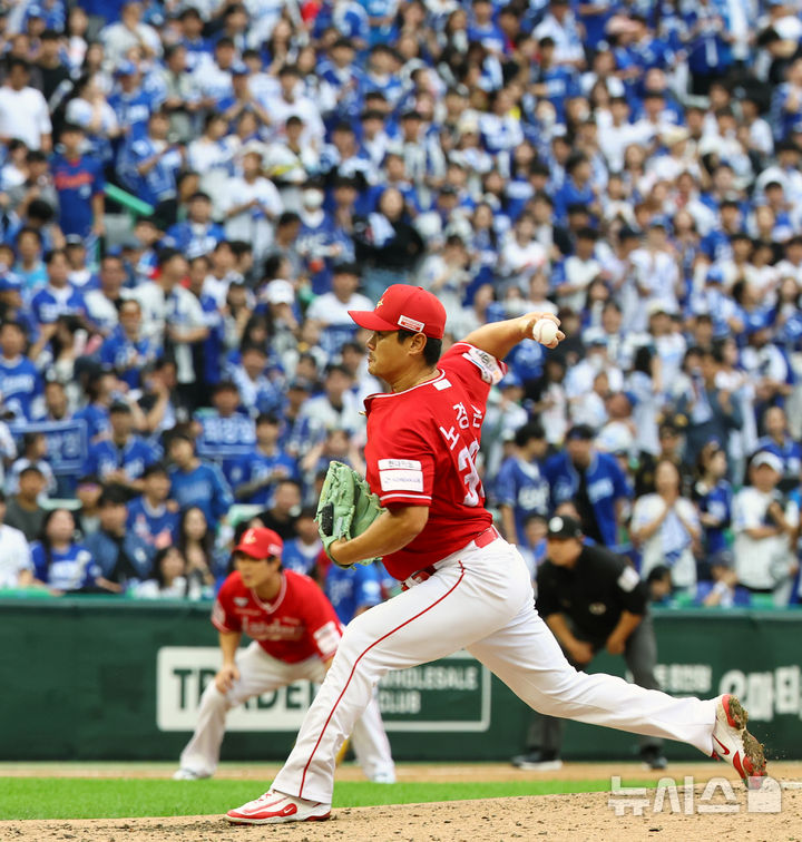 [서울=뉴시스] 박주성 기자 = 11일 인천 미추홀구 SSG랜더스필드에서 열린 2025 KBO 포스트시즌 준플레이오프 2차전 삼성 라이온즈와 SSG 랜더스의 경기, 7회초 SSG 3번째 투수로 올라온 노경은이 역투하고 있다. 2025.10.11. park7691@newsis.com