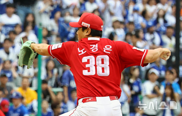 [서울=뉴시스] 박주성 기자 = 11일 인천 미추홀구 SSG랜더스필드에서 열린 2025 KBO 포스트시즌 준플레이오프 2차전 삼성 라이온즈와 SSG 랜더스의 경기, 7회초 SSG 3번째 투수로 올라온 노경은이 역투하고 있다. 2025.10.11. park7691@newsis.com
