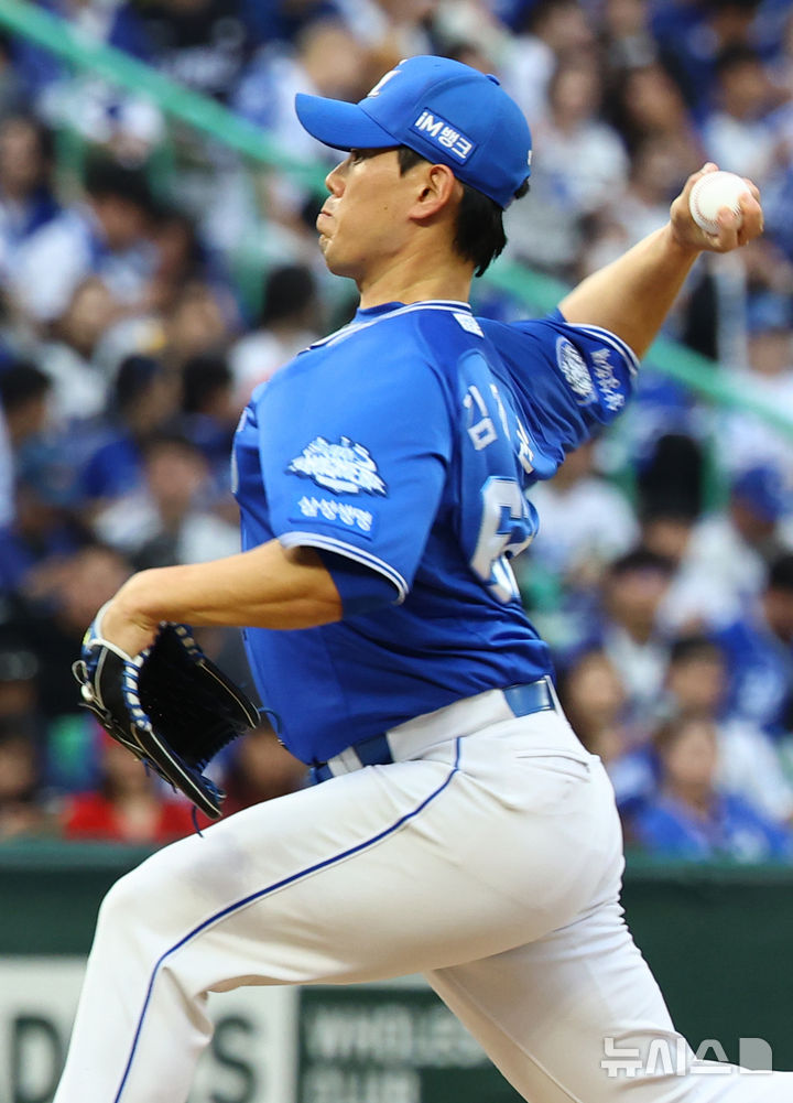 [서울=뉴시스] 박주성 기자 = 11일 인천 미추홀구 SSG랜더스필드에서 열린 2025 KBO 포스트시즌 준플레이오프 2차전 삼성 라이온즈와 SSG 랜더스의 경기, 7회말 원웃 주자 2루에서 삼성 3번째 투수 김재윤이 역투하고 있다. 2025.10.11. park7691@newsis.com