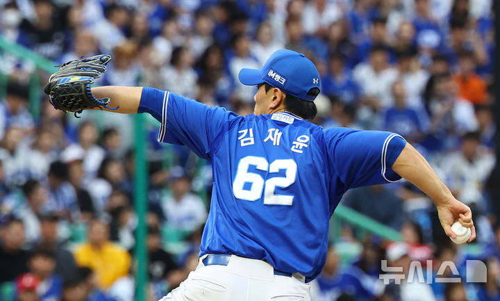 [서울=뉴시스] 박주성 기자 = 11일 인천 미추홀구 SSG랜더스필드에서 열린 2025 KBO 포스트시즌 준플레이오프 2차전 삼성 라이온즈와 SSG 랜더스의 경기, 7회말 원웃 주자 2루에서 삼성 3번째 투수 김재윤이 역투하고 있다. 2025.10.11. park7691@newsis.com