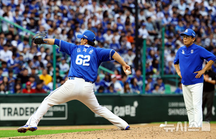 [대구=뉴시스] 이무열 기자 = 23일 대구 수성구 삼성라이온즈파크에서 열린 2025 신한 SOL 뱅크 KBO 리그 두산 베어스와 삼성 라이온즈의 경기, 9회초 삼성 마무리 투수 김재윤이 역투하고 있다. 2025.09.23. lmy@newsis.com