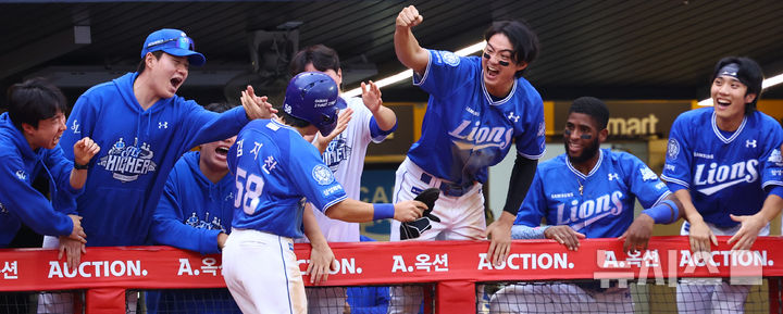 [서울=뉴시스] 박주성 기자 = 11일 인천 미추홀구 SSG랜더스필드에서 열린 2025 KBO 포스트시즌 준플레이오프 2차전 삼성 라이온즈와 SSG 랜더스의 경기, 9회초 원아웃 주자 2루에서 삼성 강민호 동점 적시타 때 2루에 있던 주자 김지찬이 홈을 밟고 팀 동료들과 기쁨을 나누고 있다. 2025.10.11. park7691@newsis.com