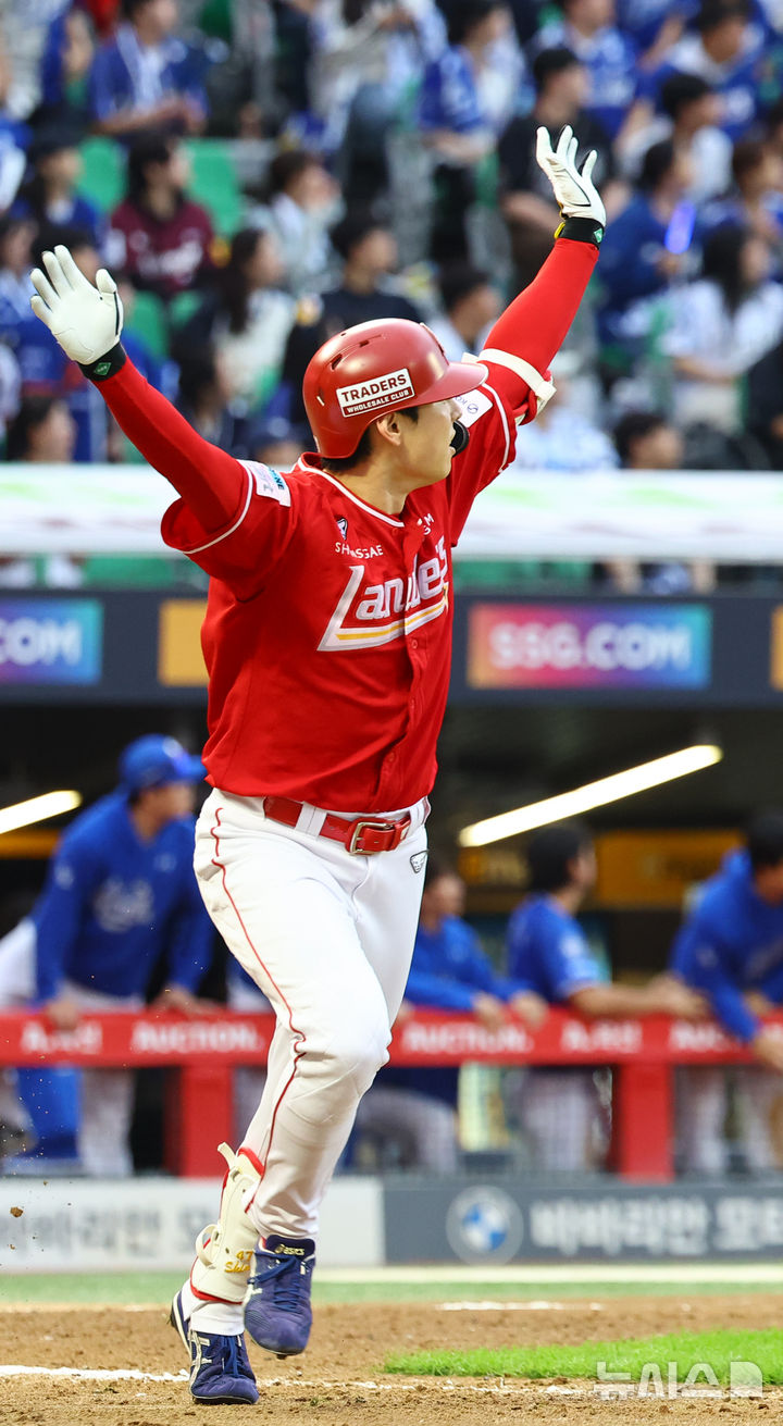 [서울=뉴시스] 박주성 기자 = 11일 인천 미추홀구 SSG랜더스필드에서 열린 2025 KBO 포스트시즌 준플레이오프 2차전 삼성 라이온즈와 SSG 랜더스의 경기, 9회말 원아웃 SSG 김성욱이 굿바이 홈런을 치고 있다. 2025.10.11. park7691@newsis.com