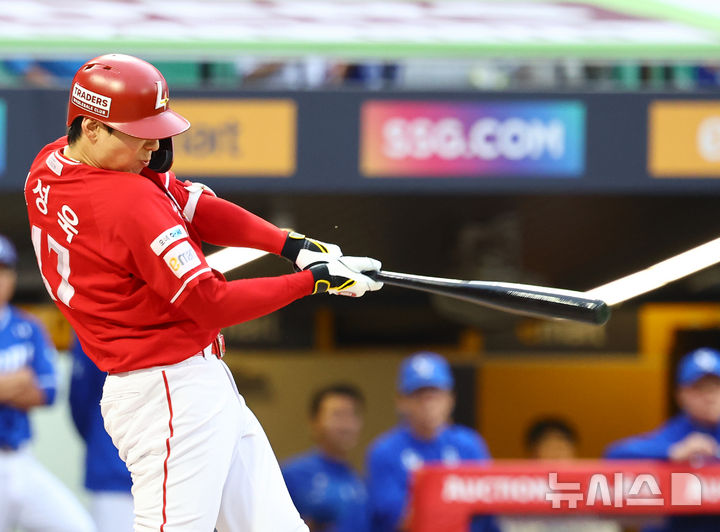 [서울=뉴시스] 박주성 기자 = 11일 인천 미추홀구 SSG랜더스필드에서 열린 2025 KBO 포스트시즌 준플레이오프 2차전 삼성 라이온즈와 SSG 랜더스의 경기, 9회말 원아웃 SSG 김성욱이 굿바이 홈런을 치고 있다. 2025.10.11. park7691@newsis.com