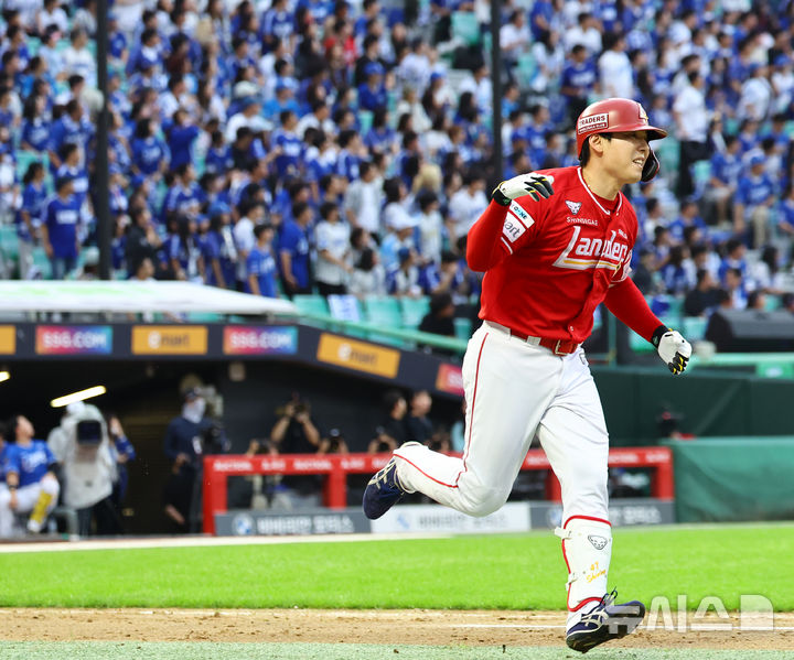 [서울=뉴시스] 박주성 기자 = 11일 인천 미추홀구 SSG랜더스필드에서 열린 2025 KBO 포스트시즌 준플레이오프 2차전 삼성 라이온즈와 SSG 랜더스의 경기, 9회말 원아웃 SSG 김성욱이 굿바이 홈런을 치고 있다. 2025.10.11. park7691@newsis.com