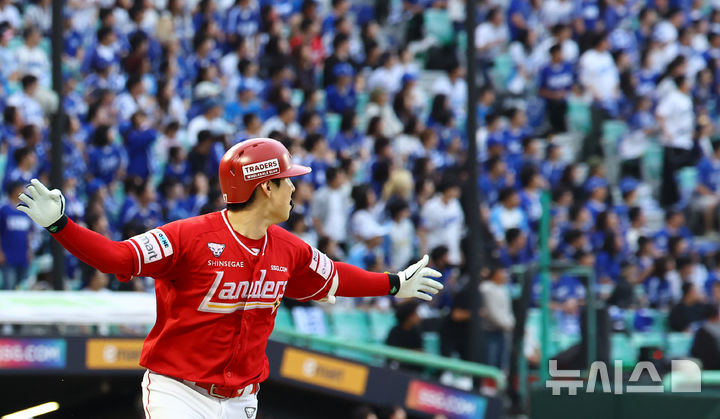 [서울=뉴시스] 박주성 기자 = 11일 인천 미추홀구 SSG랜더스필드에서 열린 2025 KBO 포스트시즌 준플레이오프 2차전 삼성 라이온즈와 SSG 랜더스의 경기, 9회말 원아웃 SSG 김성욱이 굿바이 홈런을 치고 있다. 2025.10.11. park7691@newsis.com