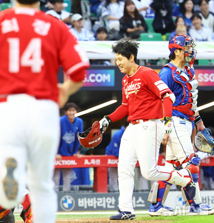 [서울=뉴시스] 박주성 기자 = 11일 인천 미추홀구 SSG랜더스필드에서 열린 2025 KBO 포스트시즌 준플레이오프 2차전 삼성 라이온즈와 SSG 랜더스의 경기, 9회말 원아웃 SSG 김성욱이 굿바이 홈런을 치고 있다. 2025.10.11. park7691@newsis.com