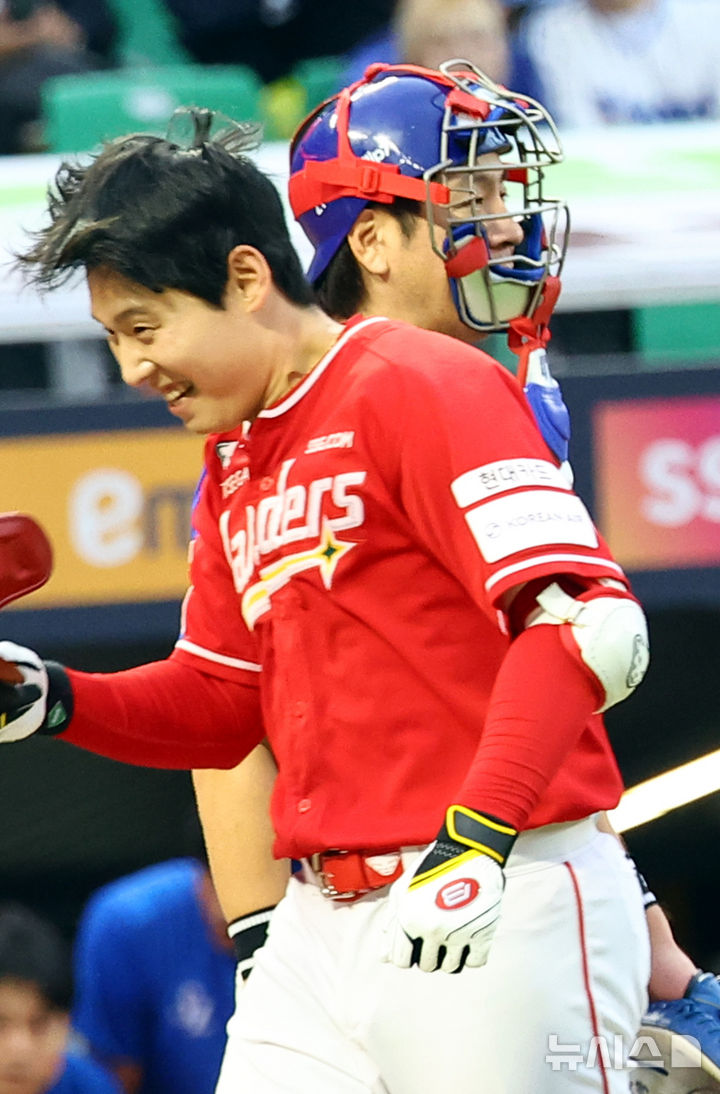 [서울=뉴시스] 박주성 기자 = 11일 인천 미추홀구 SSG랜더스필드에서 열린 2025 KBO 포스트시즌 준플레이오프 2차전 삼성 라이온즈와 SSG 랜더스의 경기, 9회말 원아웃 SSG 김성욱이 굿바이 홈런을 치고 있다. 2025.10.11. park7691@newsis.com