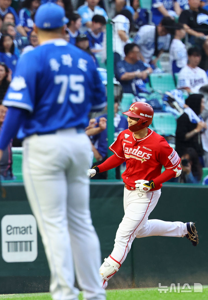 [서울=뉴시스] 박주성 기자 = 11일 인천 미추홀구 SSG랜더스필드에서 열린 2025 KBO 포스트시즌 준플레이오프 2차전 삼성 라이온즈와 SSG 랜더스의 경기, 9회말 원아웃 SSG 김성욱이 굿바이 홈런을 치고 있다. 2025.10.11. park7691@newsis.com