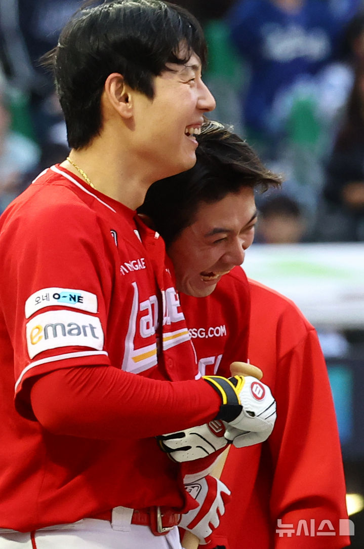 [서울=뉴시스] 박주성 기자 = 11일 인천 미추홀구 SSG랜더스필드에서 열린 2025 KBO 포스트시즌 준플레이오프 2차전 삼성 라이온즈와 SSG 랜더스의 경기, 9회말 원아웃 SSG 김성욱이 굿바이 홈런을 치고 팀 동료들과 기쁨을 나누고 있다. 2025.10.11. park7691@newsis.com