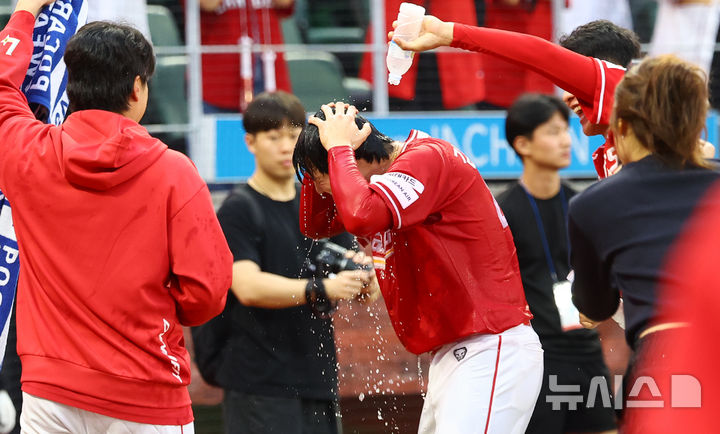 [서울=뉴시스] 박주성 기자 = 11일 인천 미추홀구 SSG랜더스필드에서 열린 2025 KBO 포스트시즌 준플레이오프 2차전 삼성 라이온즈와 SSG 랜더스의 경기, 9회말 원아웃 SSG 김성욱이 굿바이 홈런을 치고 팀 동료들의 물세례를 받고 있다. 2025.10.11. park7691@newsis.com