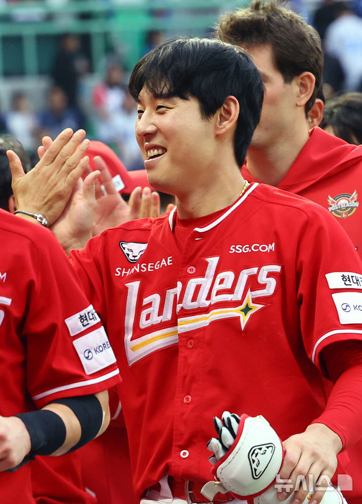 [서울=뉴시스] 박주성 기자 = 11일 인천 미추홀구 SSG랜더스필드에서 열린 2025 KBO 포스트시즌 준플레이오프 2차전 삼성 라이온즈와 SSG 랜더스의 경기, 9회말 원아웃 SSG 김성욱이 굿바이 홈런을 치고 코칭스테프와 하이파이브를 하고 있다. 2025.10.11. park7691@newsis.com